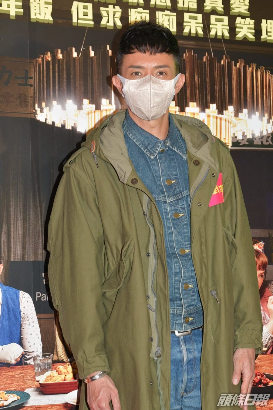 張繼聰在家中陪囡囡一同上網堂。